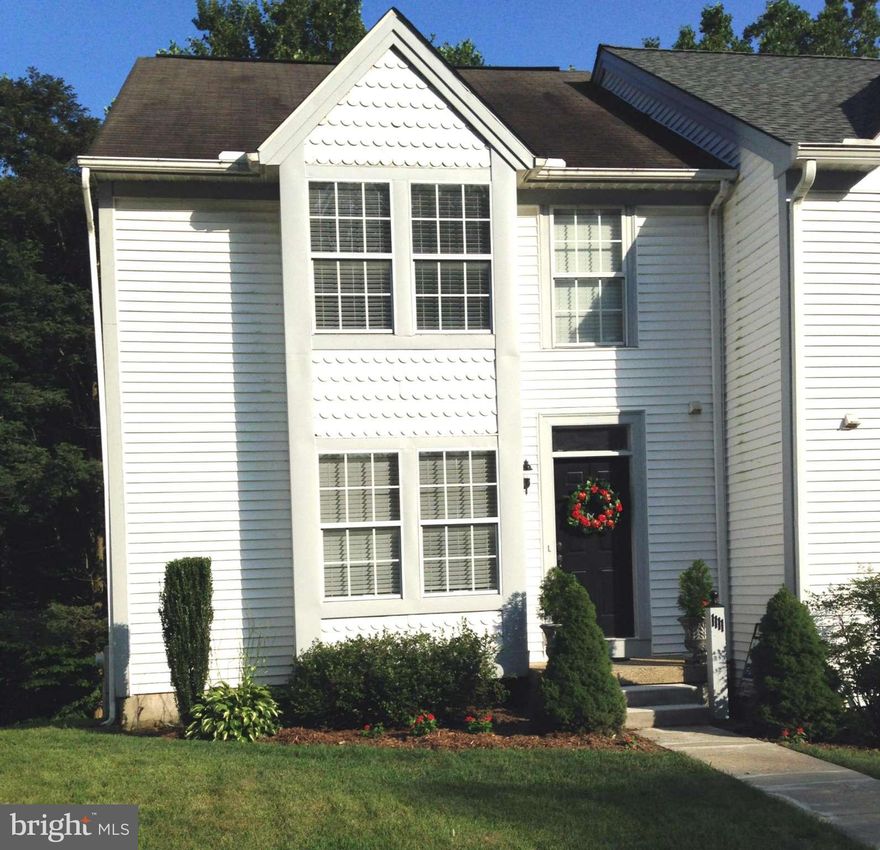 AMAZING EOG ON CUL-DE-SAC, FACES & BACKS TO TREES. FEATURES 2 MASTER SUITES W 2 BATHS  LOWER LVL HAS 3RD BDRM, REC RM. AWESOME NEW HARDWOOD FLOORS ON 1 FLOOR AND UPPER HALL.  UPATED KITCHEN W GRANITE AND SS APPLIANCE.  FRESH PAINT, NEW CARPET, VANITIES, LIGHTS. ENJOY WOOD BURNING FIREPLACE, JETTED TUB, VAULTED CEILING AND A SUPER-SIZED INTERIOR. SO MANY EXTRAS ...THIS SHOWS WELL .....