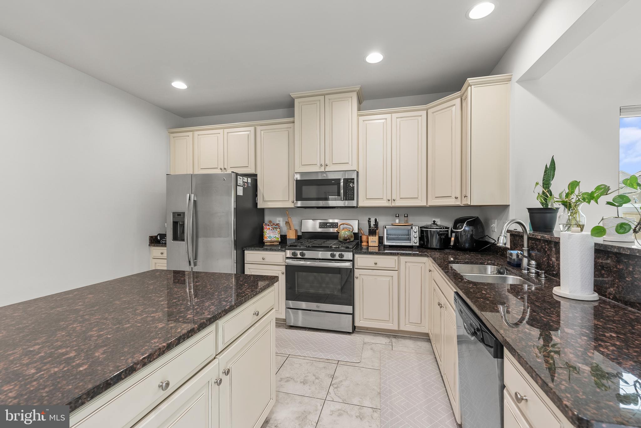 CREEKSIDE VILLAGE - Residential