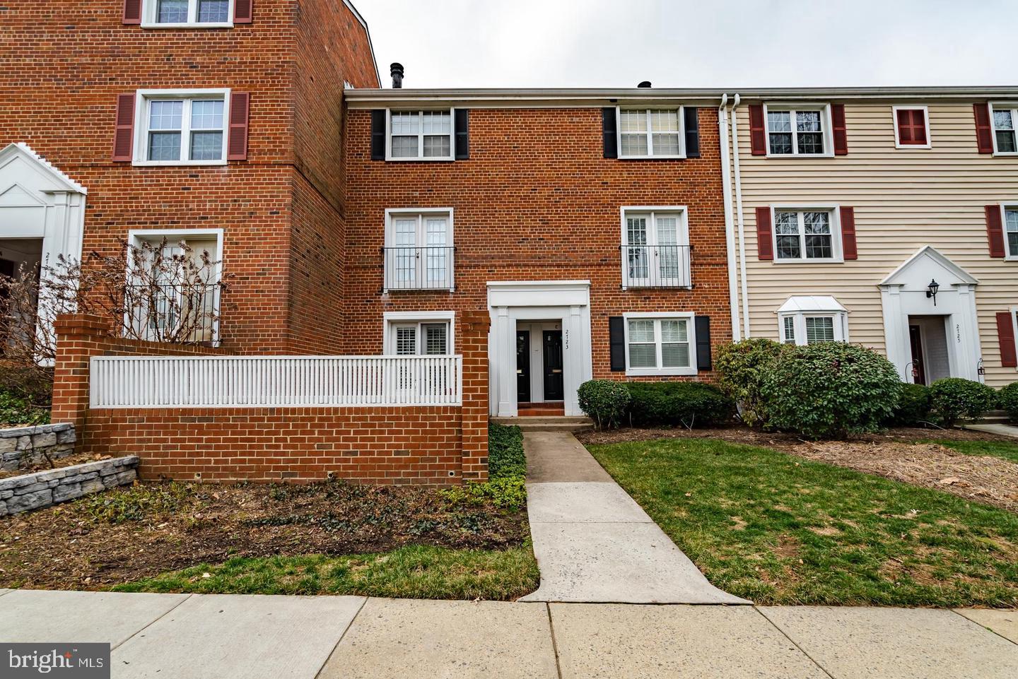 Coquettish 2 bedroom, 1 bathroom condo in Arlington, VA! Top location, close to public transport, restaurants and walking distance to shopping areas. Close to 395, 7, W & OD trail and bike share. The community has a pool and tennis courts for your pleasure time.
The condo has a brick patio with plenty of space for bbq and grilling, in unit combo washer/dryer and a modern kitchen with stainless steel appliances, tile floor and vast countertops. 2 spacious bedrooms and a living room with a cozy hardwood floor and a brightly lit with natural light bathroom.
One parking space is provided and there is an option for a second parking space.
Utilities are paid by the tenant.
Pets are welcome! $500 non refundable pet fee and $50 pet rent. Case by case approved.
Good credit score and income 3 times the rent required.
Available June 15th 2024!