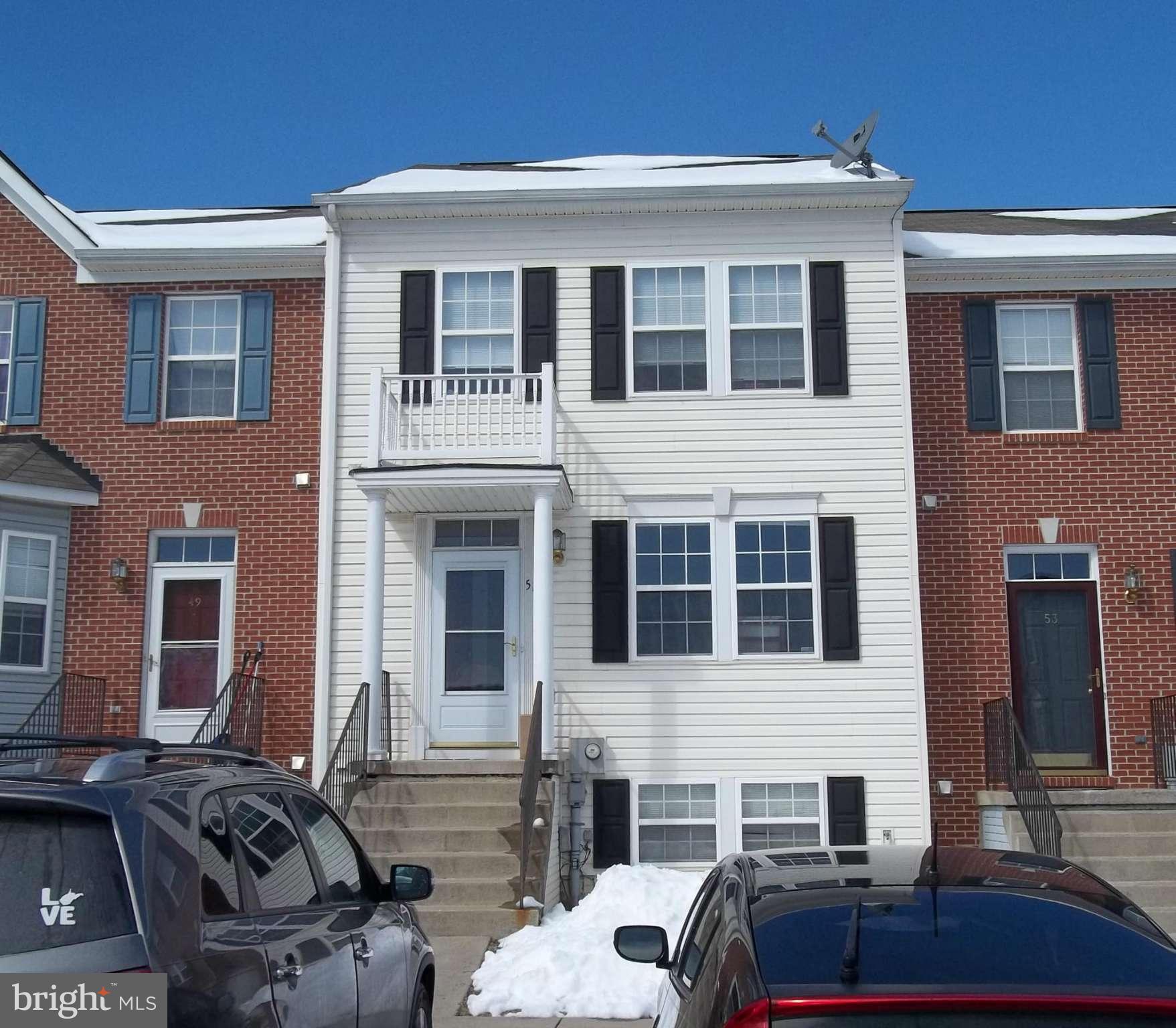 Large rooms, open layout. Move in ready. Kitchen and dining rooms have hardwood flooring. Breakfast bar in kitchen. Open to family room. Mstr has cathedral ceilings, walkin closet and large bath with sep shower and soaking tub.Full finished basement with large rec room, full bath and another large room that could be 4th bedroom.Fenced backyard backing to common area.All appliances convey.