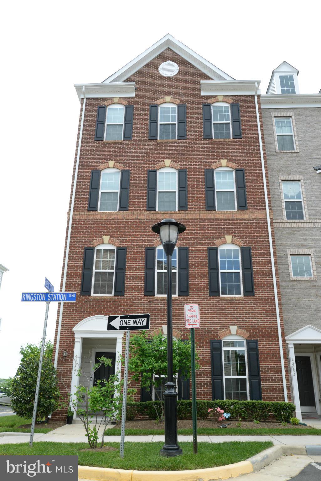 RESIDENCES AT DULLES PRK - Residential Lease