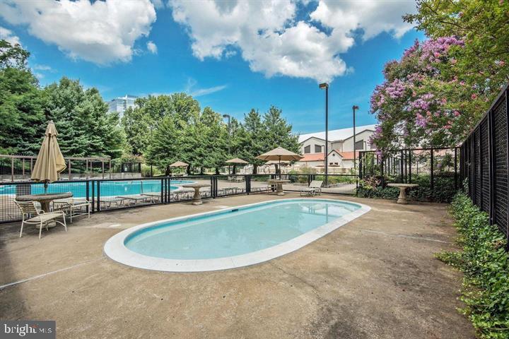 ENCORE OF MCLEAN - Residential