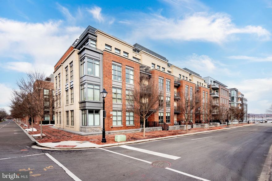 Discover modern luxury living at Robinson Landing. This 2-bed, 2-bath residence spans 1355 sq ft and offers a prime location, within walking distance to the vibrant shops and restaurants on King St. Enjoy the southern exposure with views of the river, expansive balcony, concierge service, gym, yoga studio, and a community room. The unit features an open concept, high-end finishes, additional storage, and 2 garage spaces complete this urban oasis.