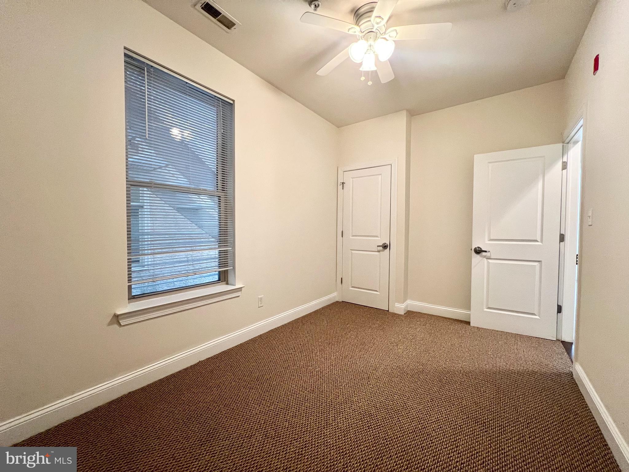 ***IN NEED OF MORE SPACE?! FOR A LIMITED TIME YOU CAN RENT A 3BR/2BA APARTMENT FOR THE PRICE OF A 2BR/2BA APARTMENT. UTILIZE 3RD BEDROOM AS YOU PLEASE--- STUDY LOUNGE, GAME ROOM, DEN (THE SKY'S THE LIMIT!) THIS OFFER WILL NOT LAST LONG! INQUIRE TODAY!***
Reside at 1814 N 16th St #2A, situated near the Aramark Student Training and Recreating Center and field. This spacious apartment features 3 bedrooms and 2 bathrooms, offering comfortable living. Enjoy ceiling fans, plenty of windows for natural light, carpeted bedrooms, and stainless steel appliances in the kitchen, including a dishwasher, refrigerator, and microwave. Additionally, the apartment boasts updated hardwood floors and convenient in-unit laundry facilities.
