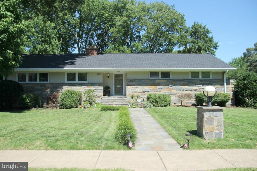 Fabulous large ranch home. With POOL. Great Location