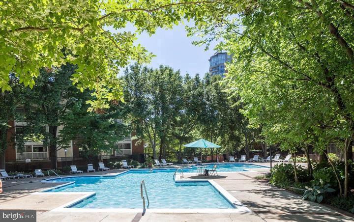 FOUNTAINS AT MCLEAN - Residential