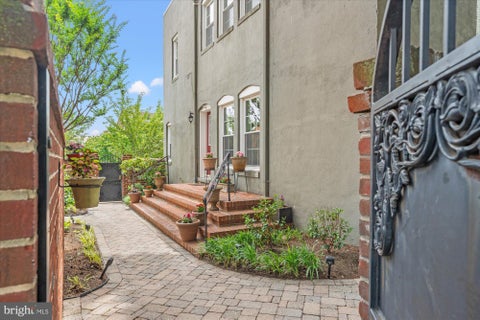 Photo of 539 S Columbus Street, ALEXANDRIA, VA 22314 (MLS # VAAX2062626)