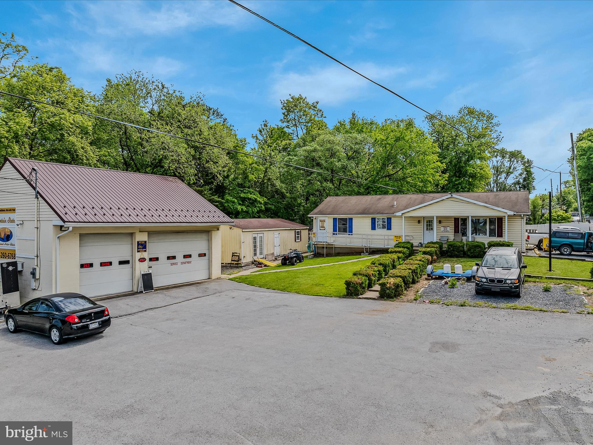 Main image without alt text