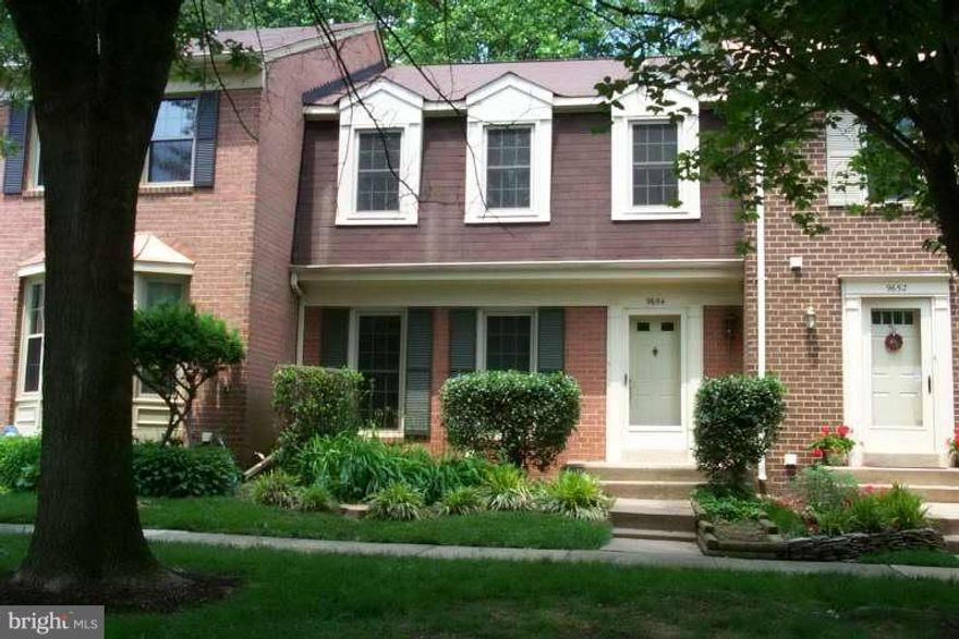 3 BR/ 2.5 BATH TOWNHOME WITHIN WALKING DISTANCE TO THE VIENNA METRO**NEUTRAL CARPET AND PAINT**2 ASSIGNED PARKING SPACES**FIREPLACE**DECK**REAR FENCED YARD**OWNER WILL CONSIDER PETS ON CASE BY CASE BASIS**NO MORE THAN 2 INCOMES TO QUALIFY**VACANT AND READY TO GO!!