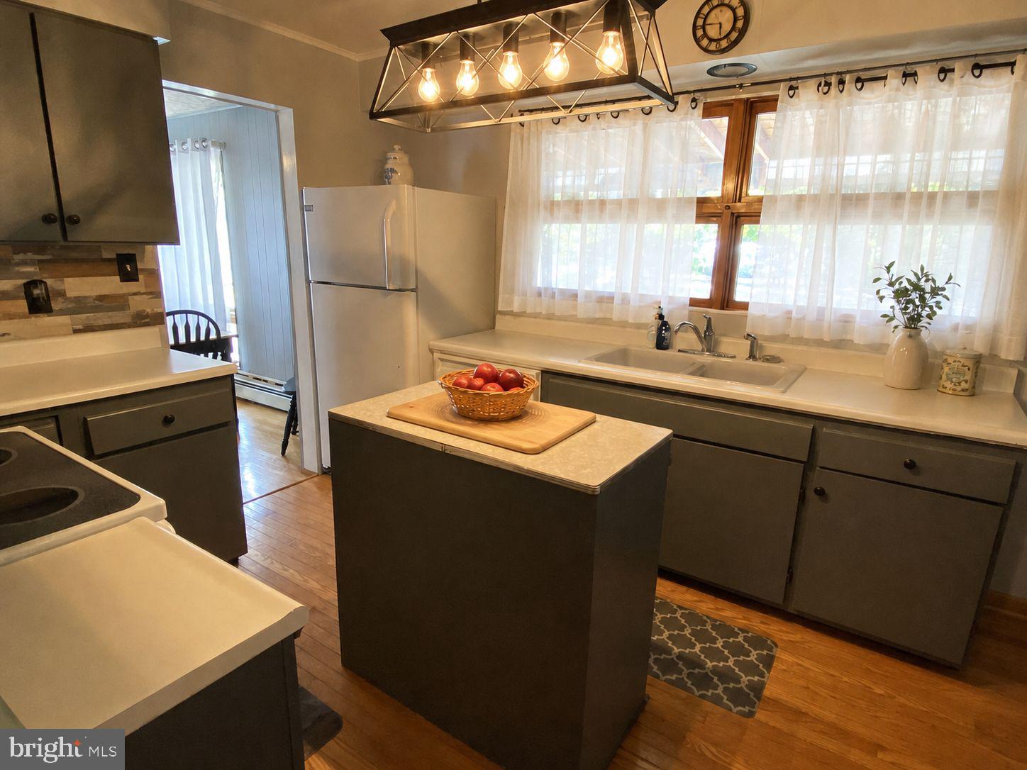 1906 FREDERICK STREET N