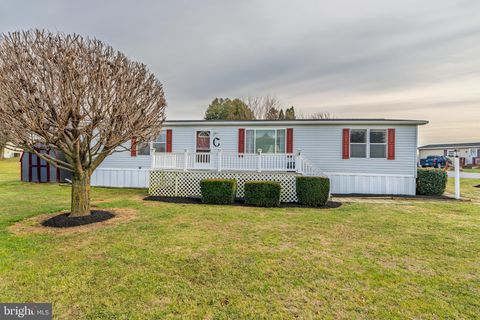 4 HEARTH DRIVE EAST EARL PA 17519