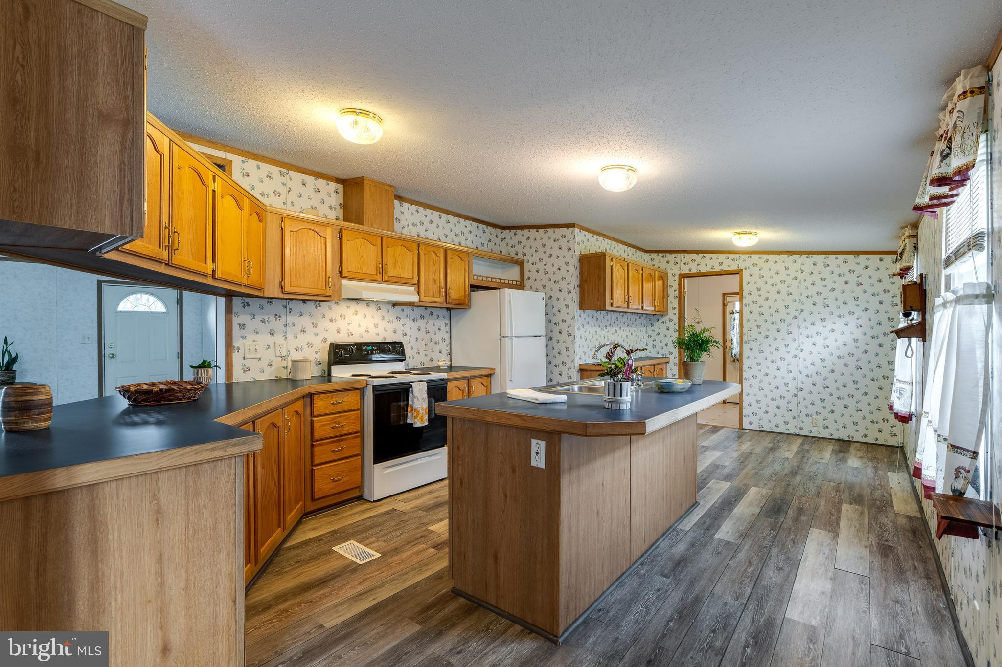 LOG CABIN COURT - Residential