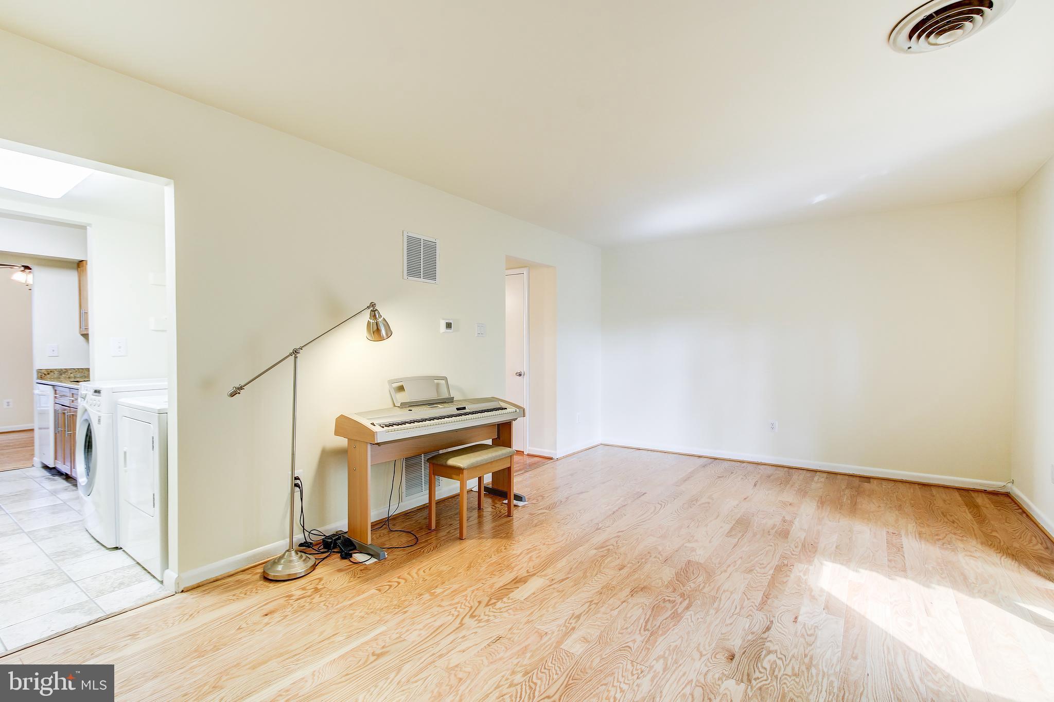 FOUR SEASONS - Residential