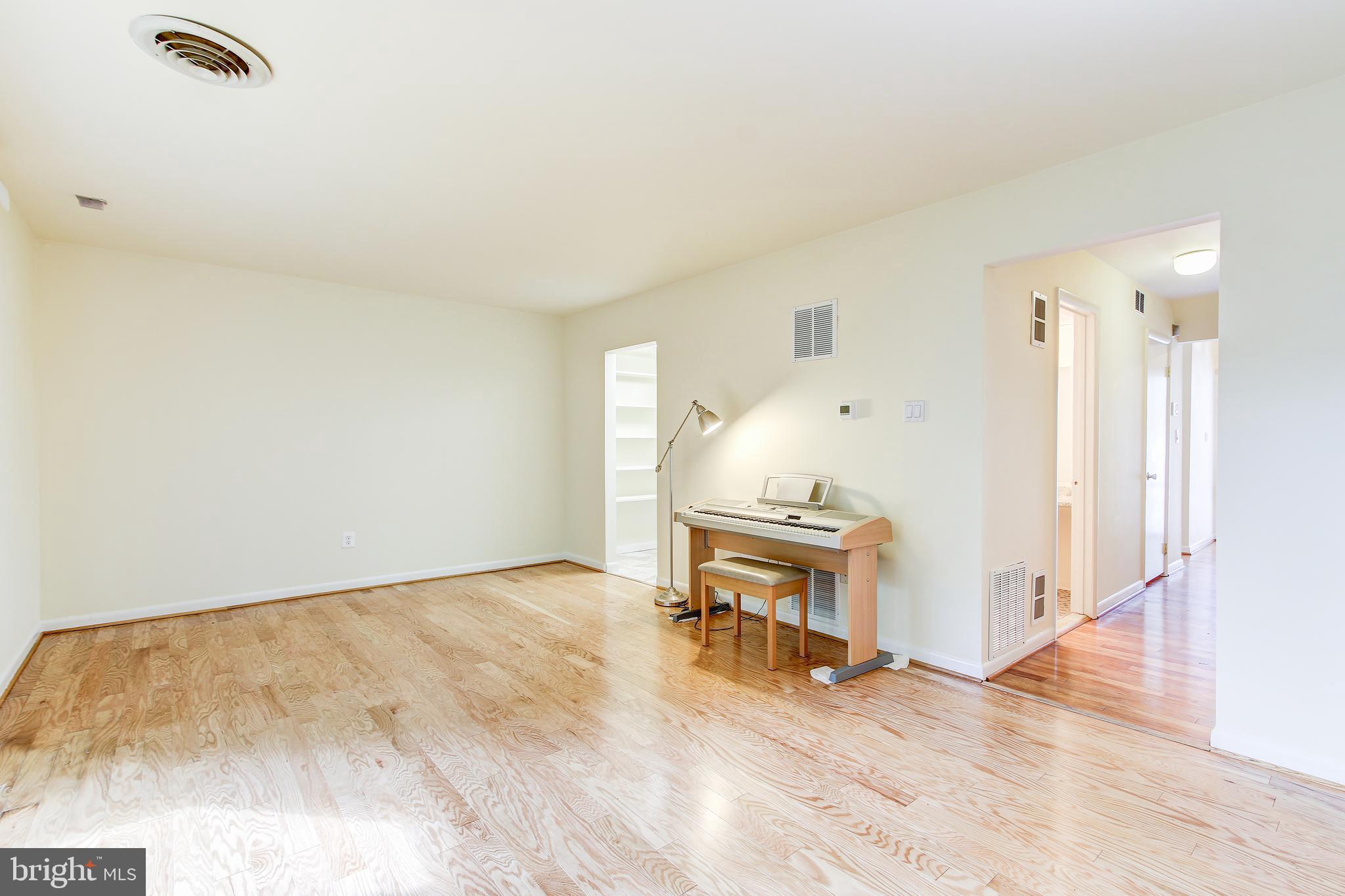 FOUR SEASONS - Residential