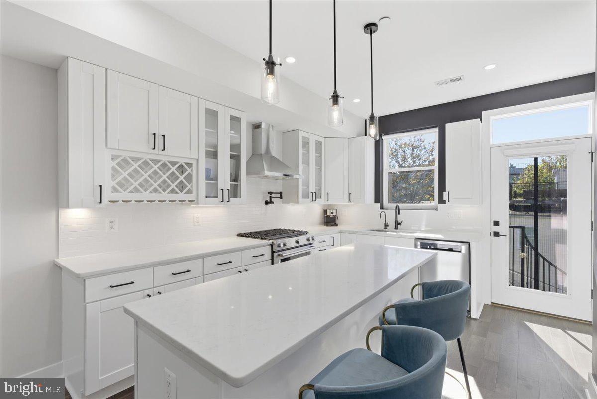 1168 ABBEY PLACE NE 2