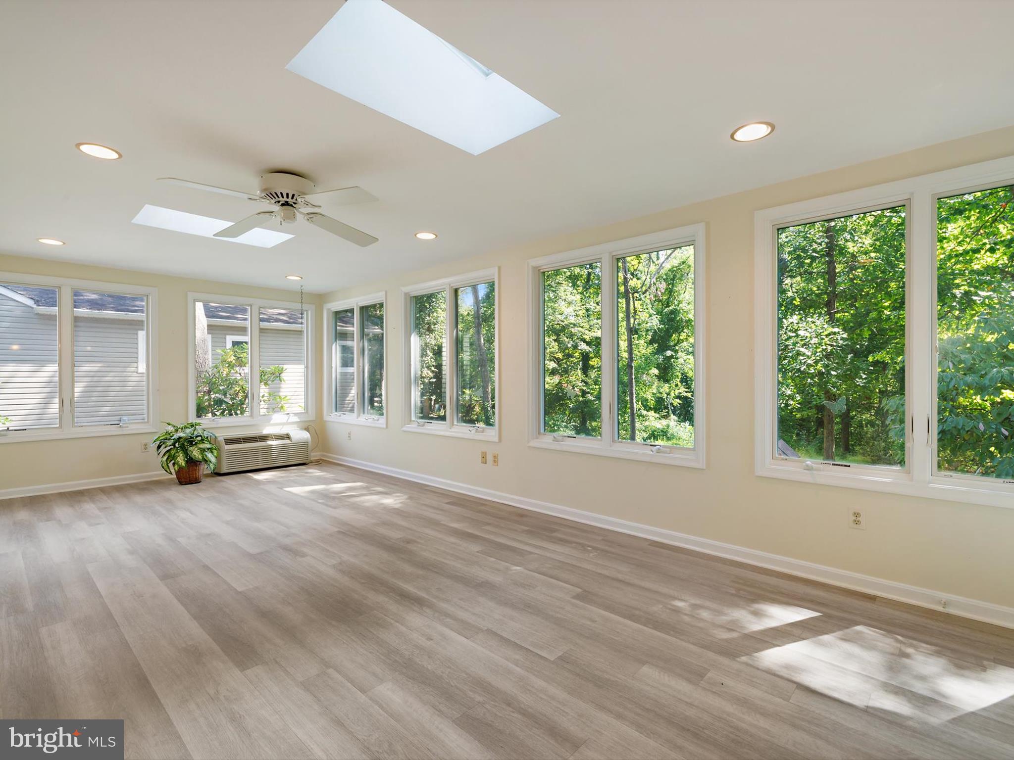 BAY HILLS - Residential