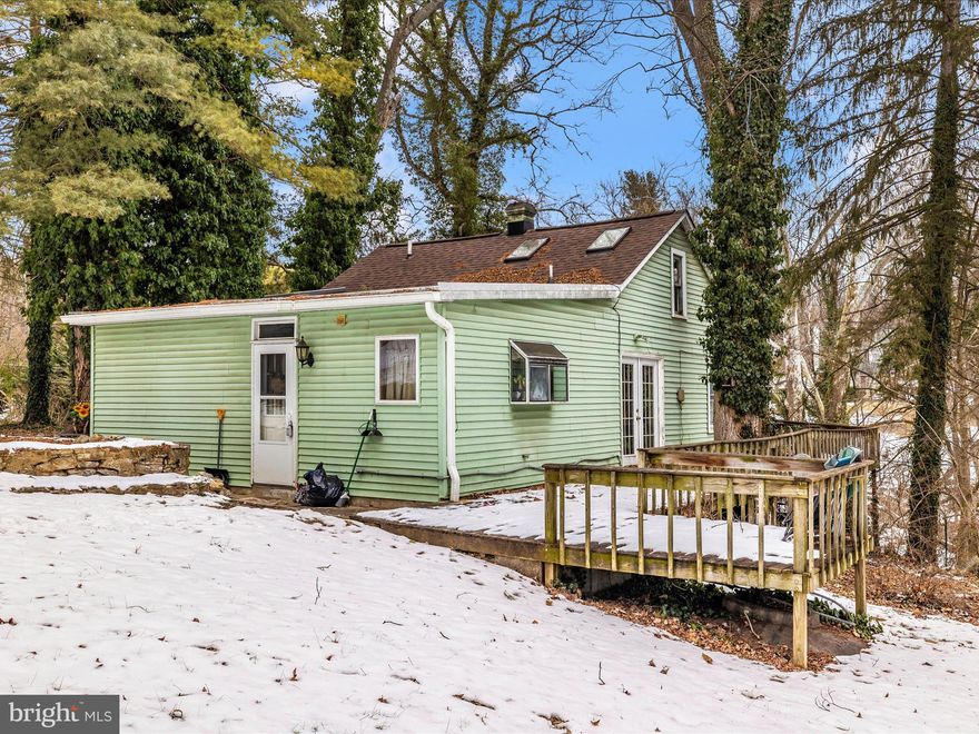 Cute bungalow / cottage style home looking for someone to make it their own!  Two bedrooms, bath and a half.  Furnace and water heater 5ish years old.  Roof, spouting and gutters 2022

The driveway can be tricky in - or after - ice / snow.  Please consider the weather conditions before scheduling a showing.