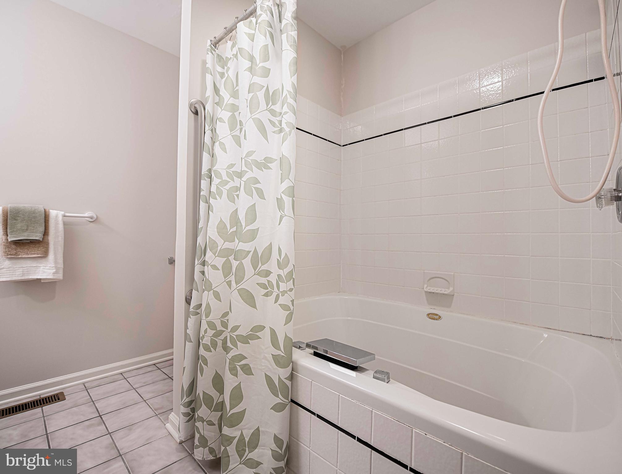 SENECA POINTE - Residential