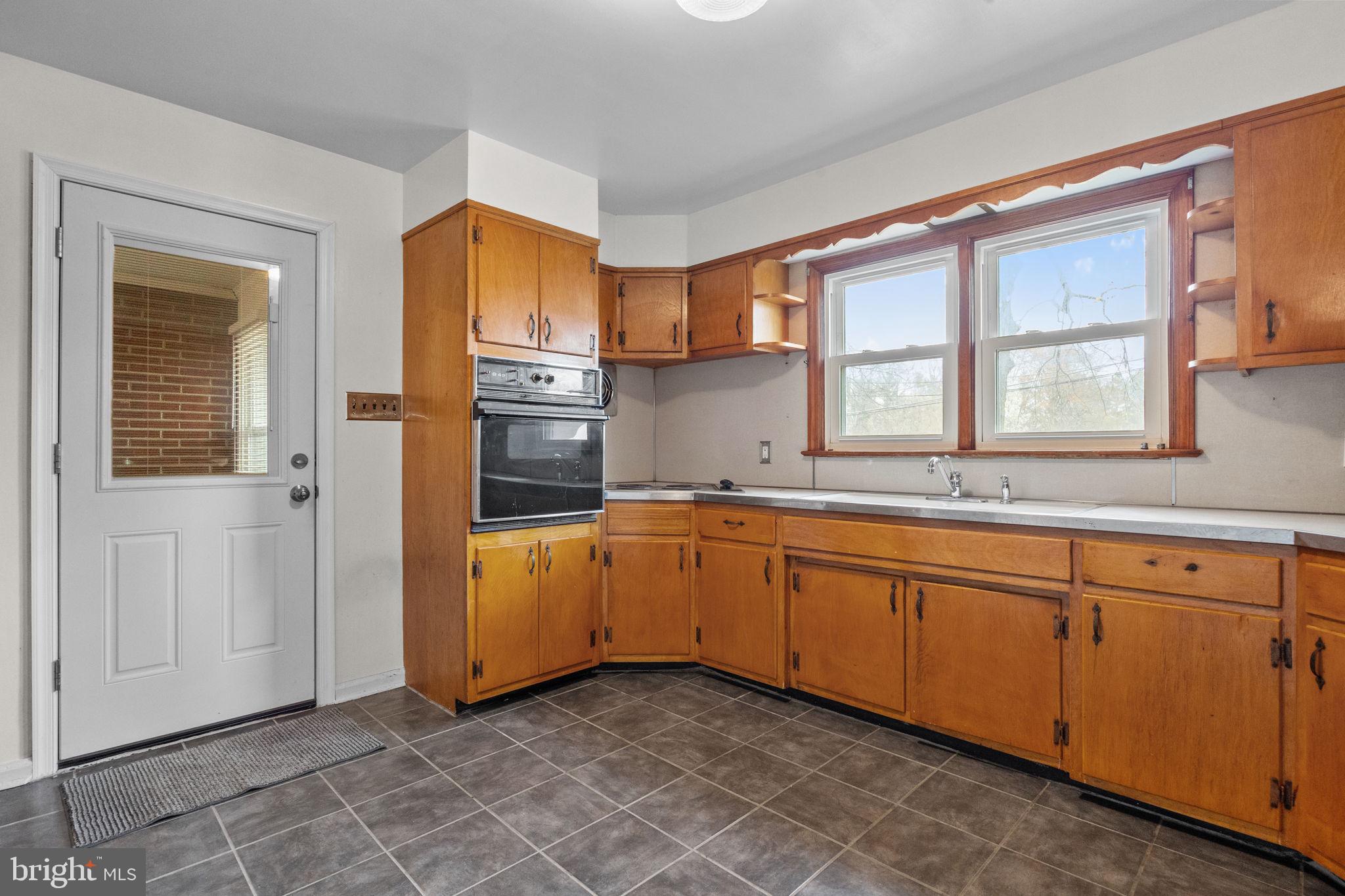 MAKEFIELD VILLAGE - Residential