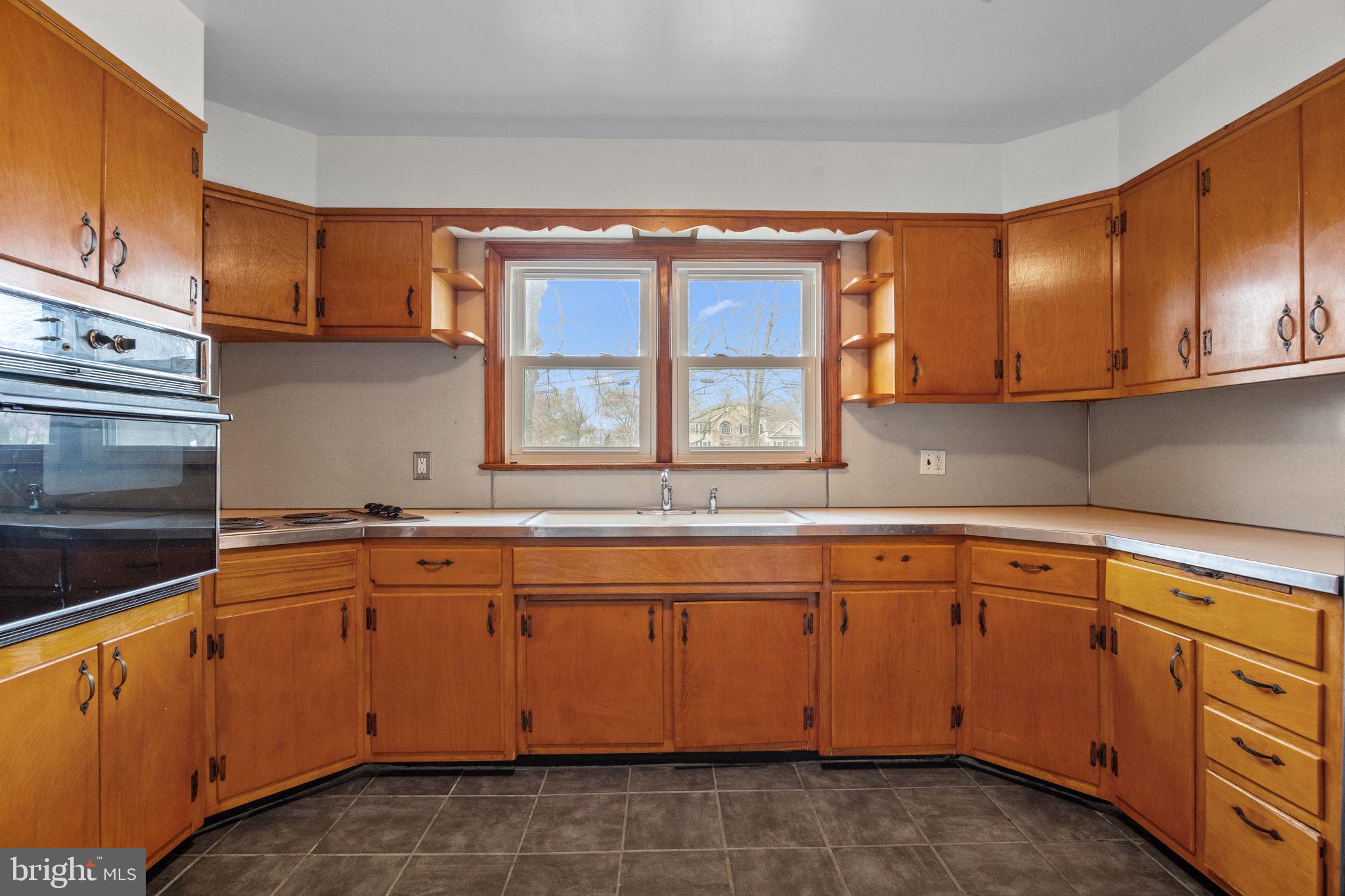 MAKEFIELD VILLAGE - Residential