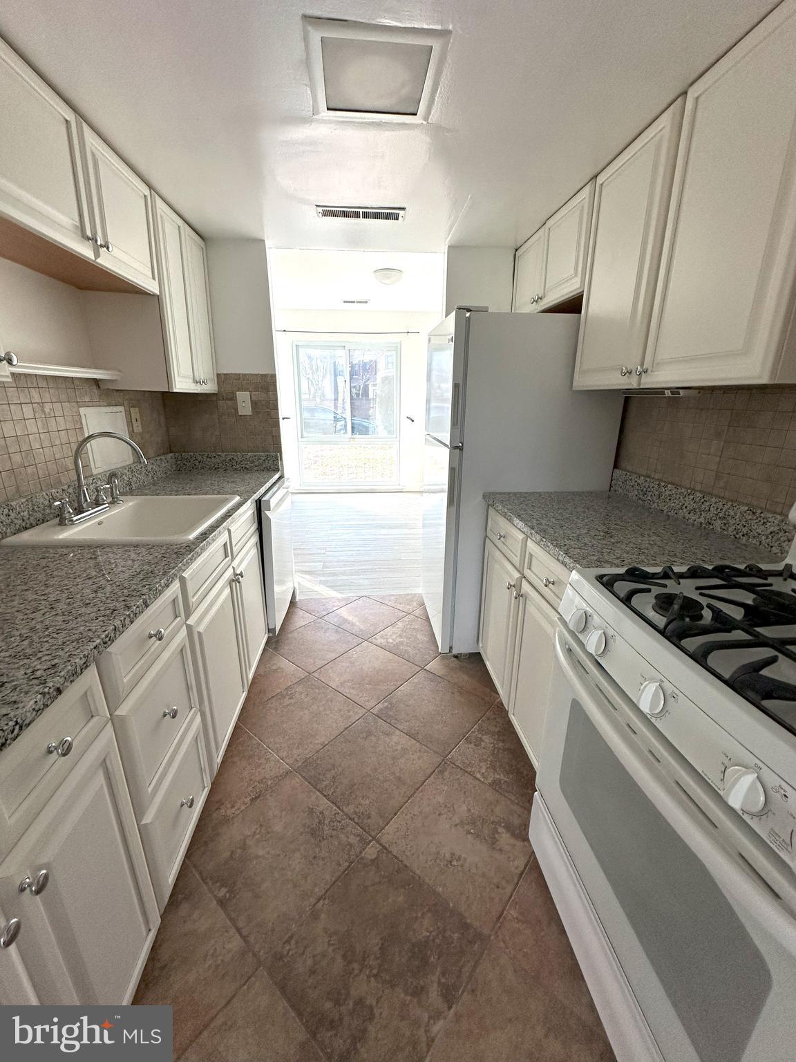 STEVENSON SQUARE - Residential Lease