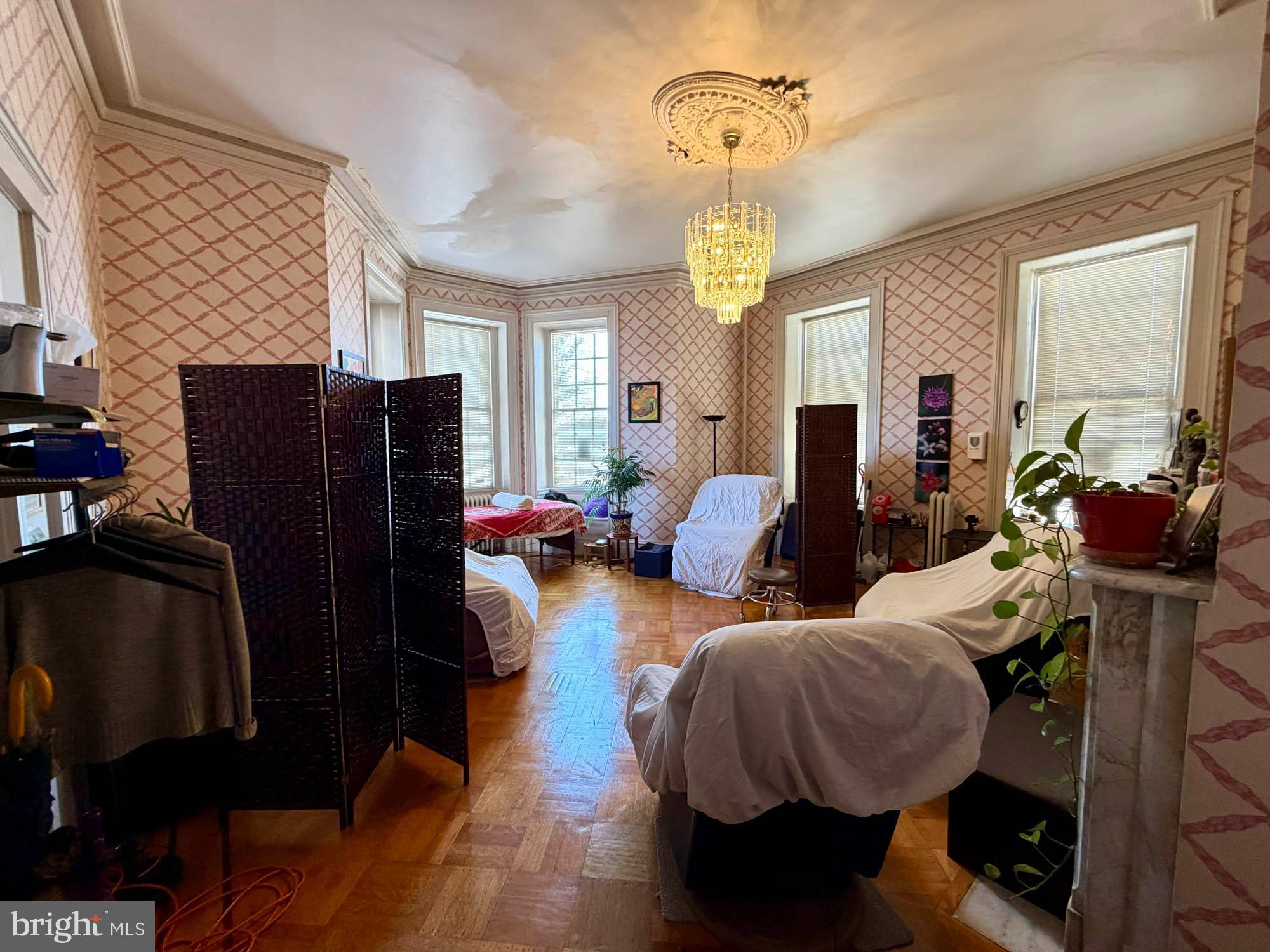 WINSTON GOVANS - Commercial Sale