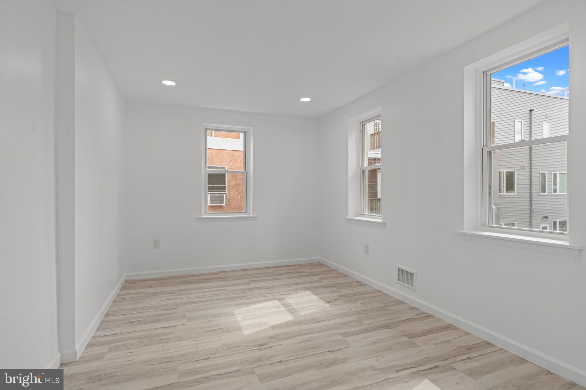 EAST KENSINGTON - Residential