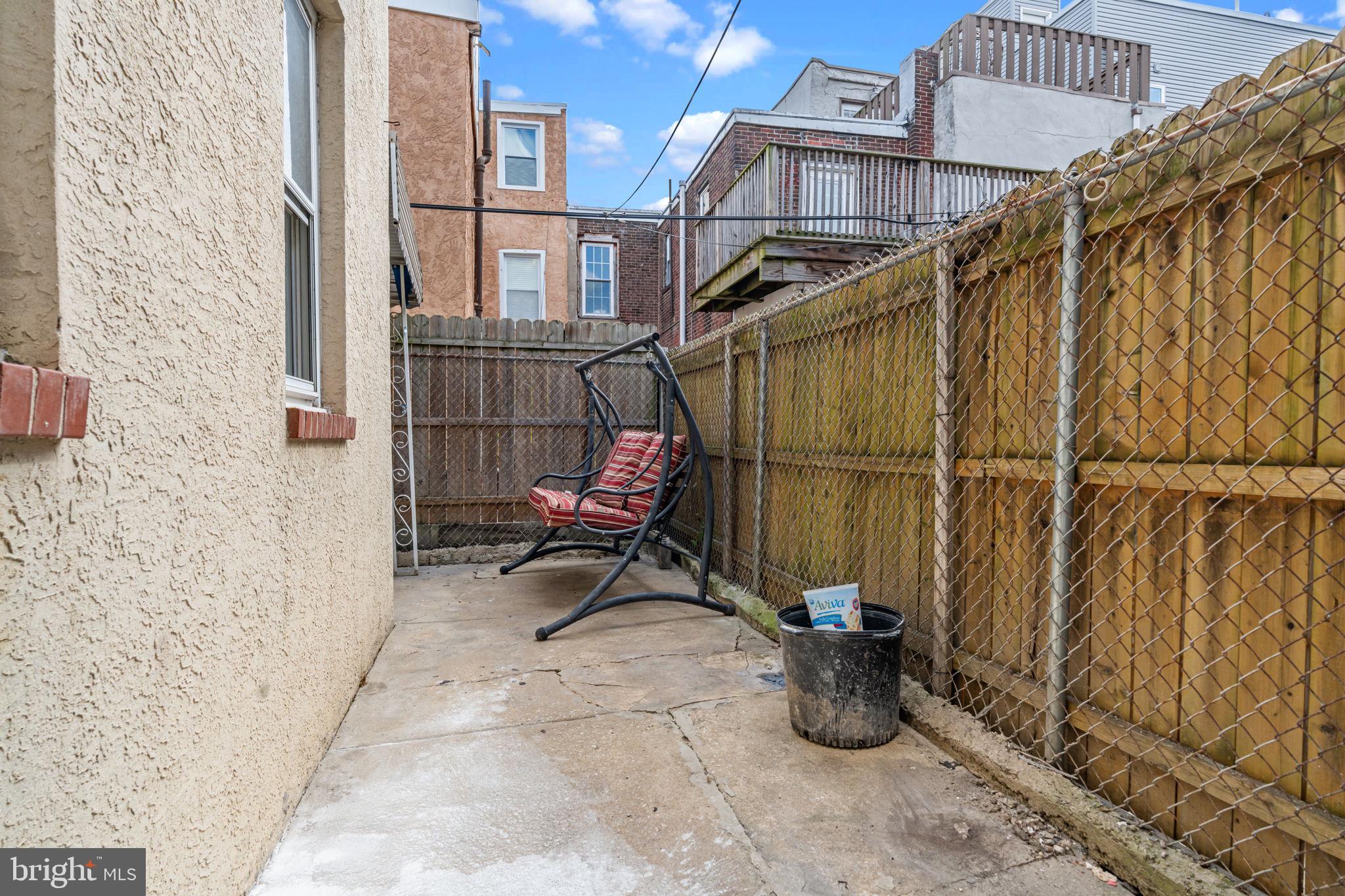 EAST KENSINGTON - Residential