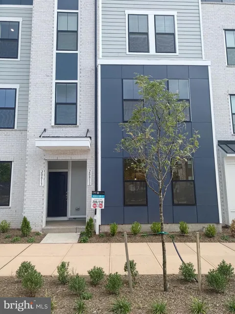 20811 Wood Quay Dr, Sterling, VA MLS: VALO2115246