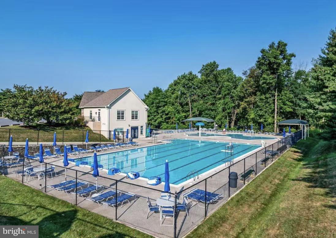 FAIRWAY VILLAS - Residential