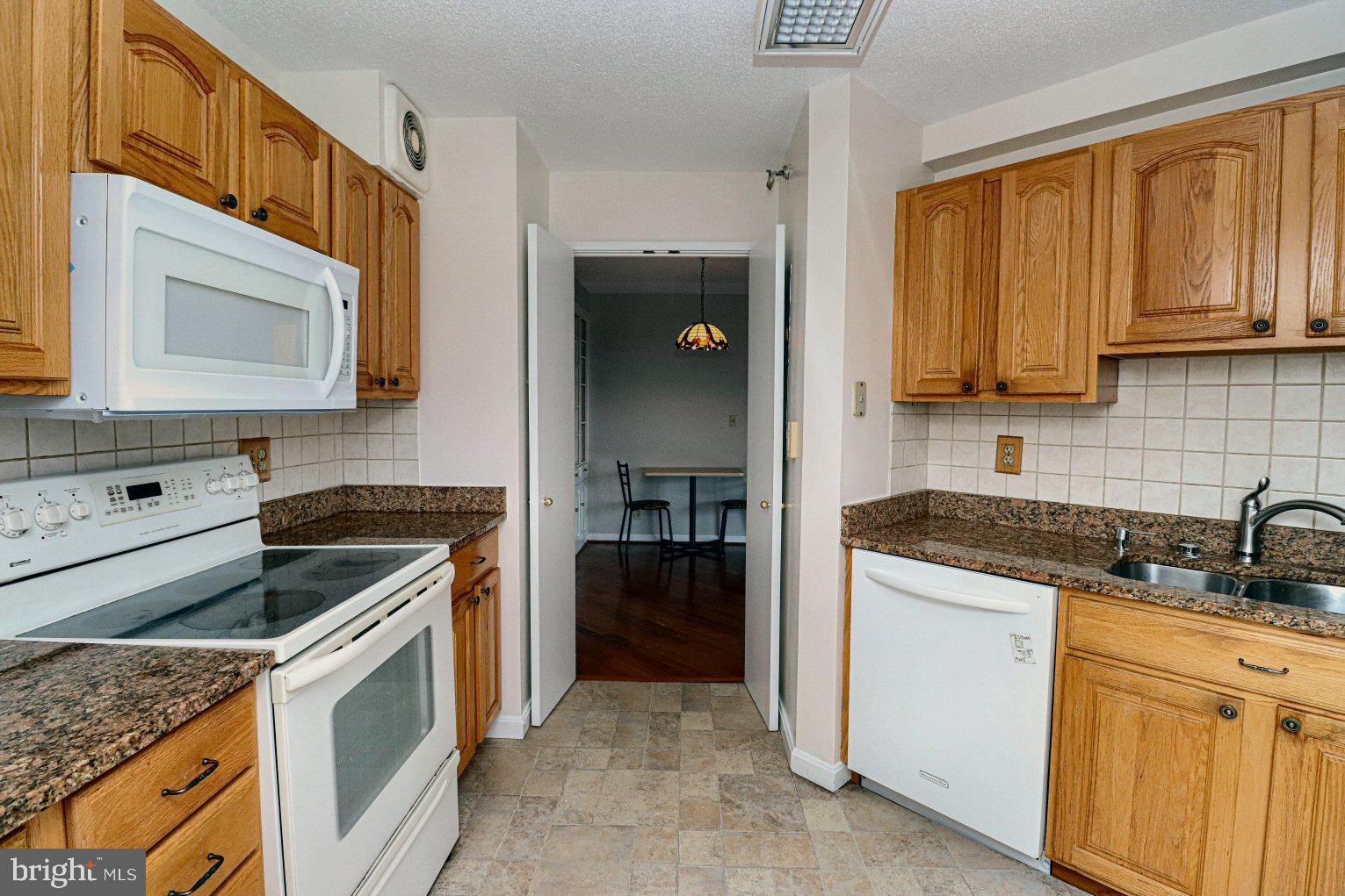 900 N STAFFORD 1408