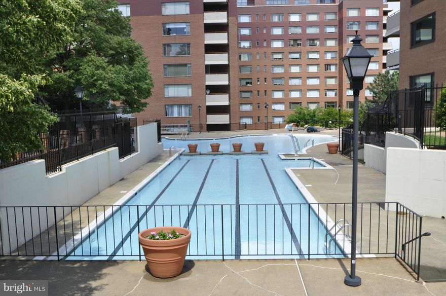 Available Immediately 2BD Unit in mint conditions 2bd, 1 bath 884 square feet, open floor plan, 1 bath, partially furnished. 2 blocks to Rosslyn Metro, walk to Georgetown, convenient to shops and many restaurants. Gated community has beautiful new gym, pool, sauna, concierge, dry cleaners, mini-mart, salon, & extra storage. Convenient to major road to 66, 50 & 395.