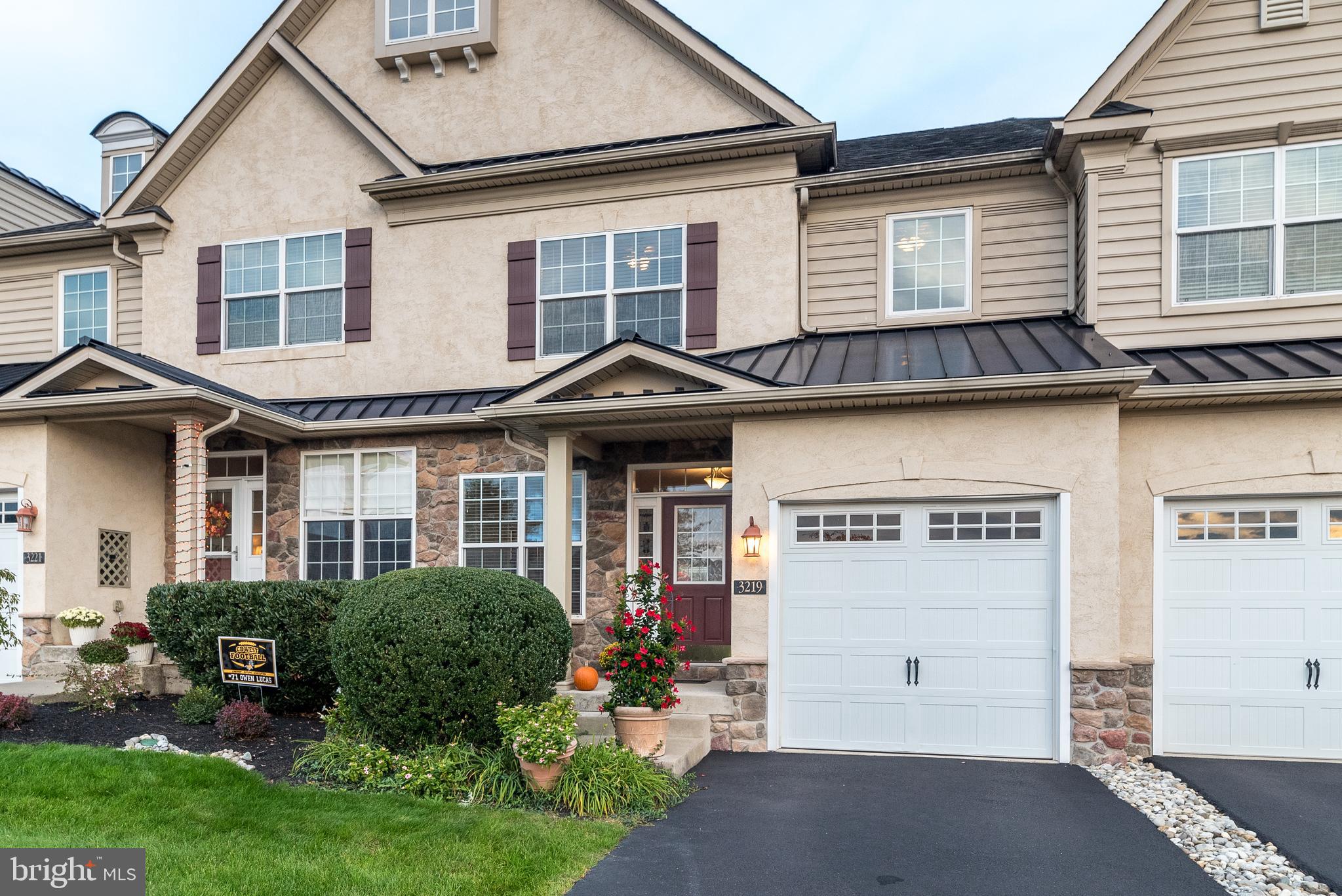 TH AT HERITAGE CNTR - Residential