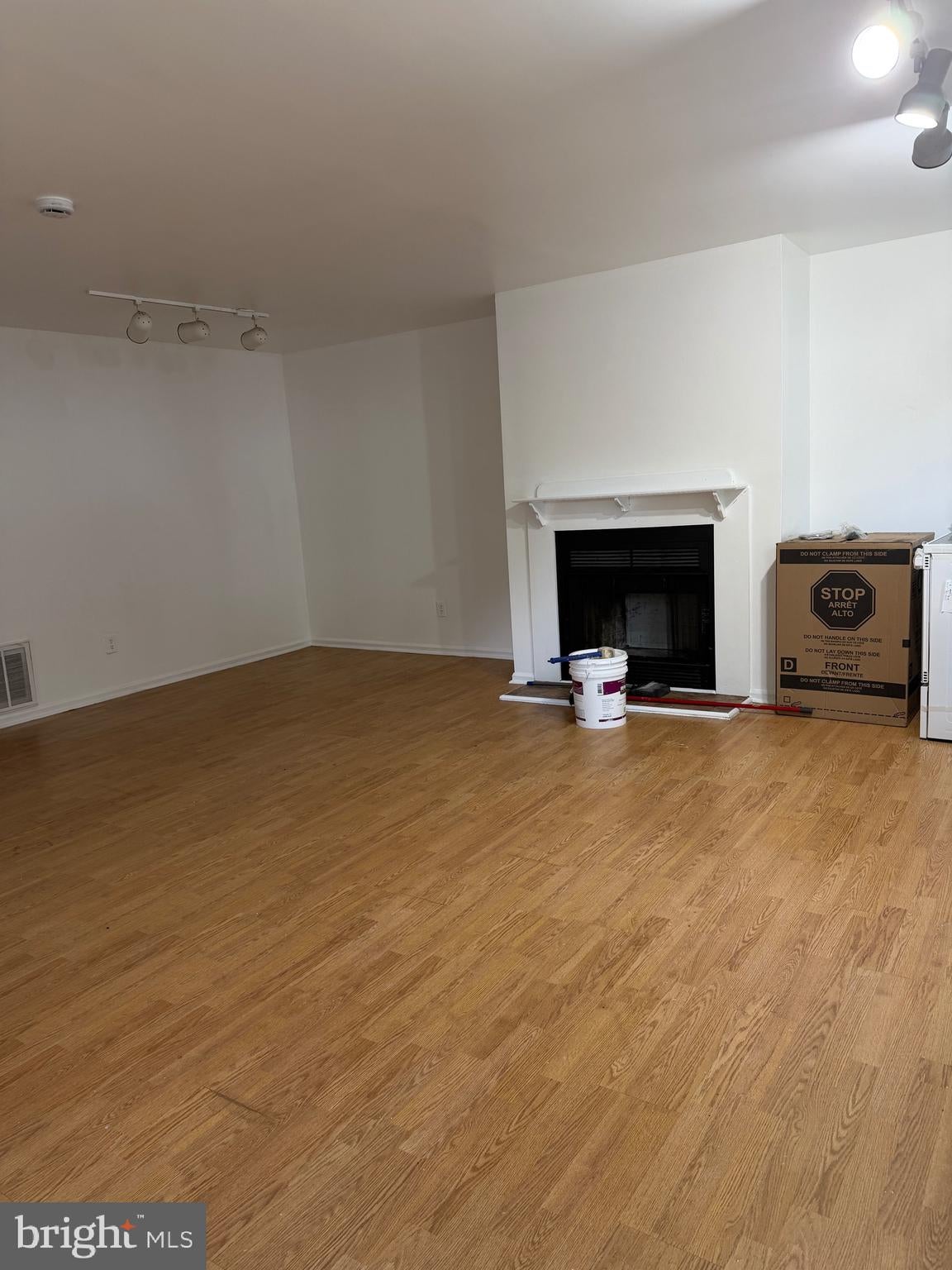 1806 HUNTINGDON MEWS