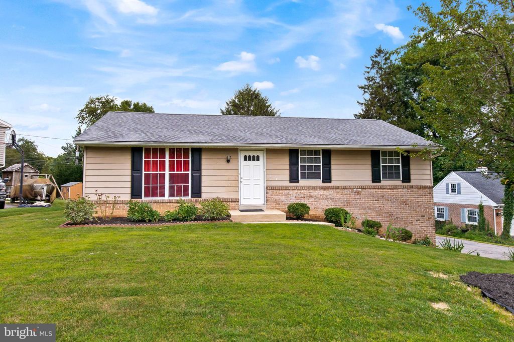 Photo of 714 Imperial Drive, Lancaster, PA 17601 (MLS # PALA2039338)