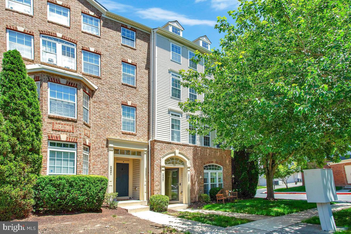 2225 IVY LANE 11