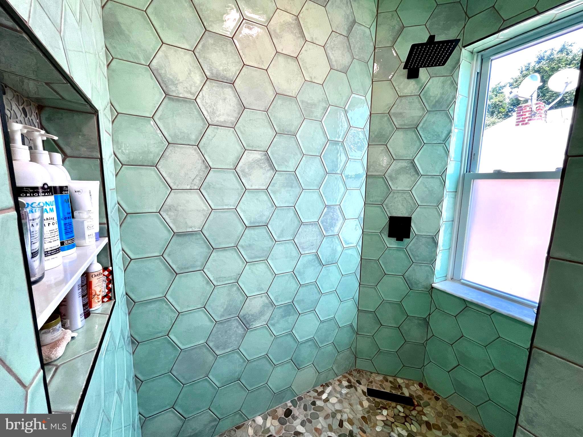 QUEEN VILLAGE - Residential