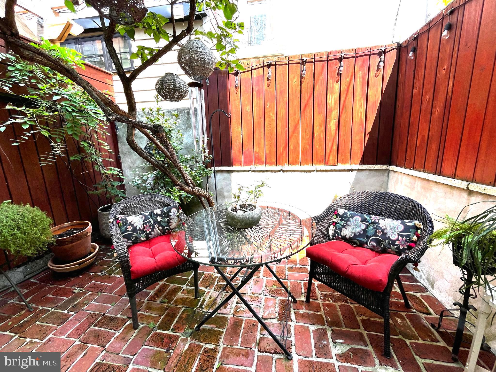 QUEEN VILLAGE - Residential