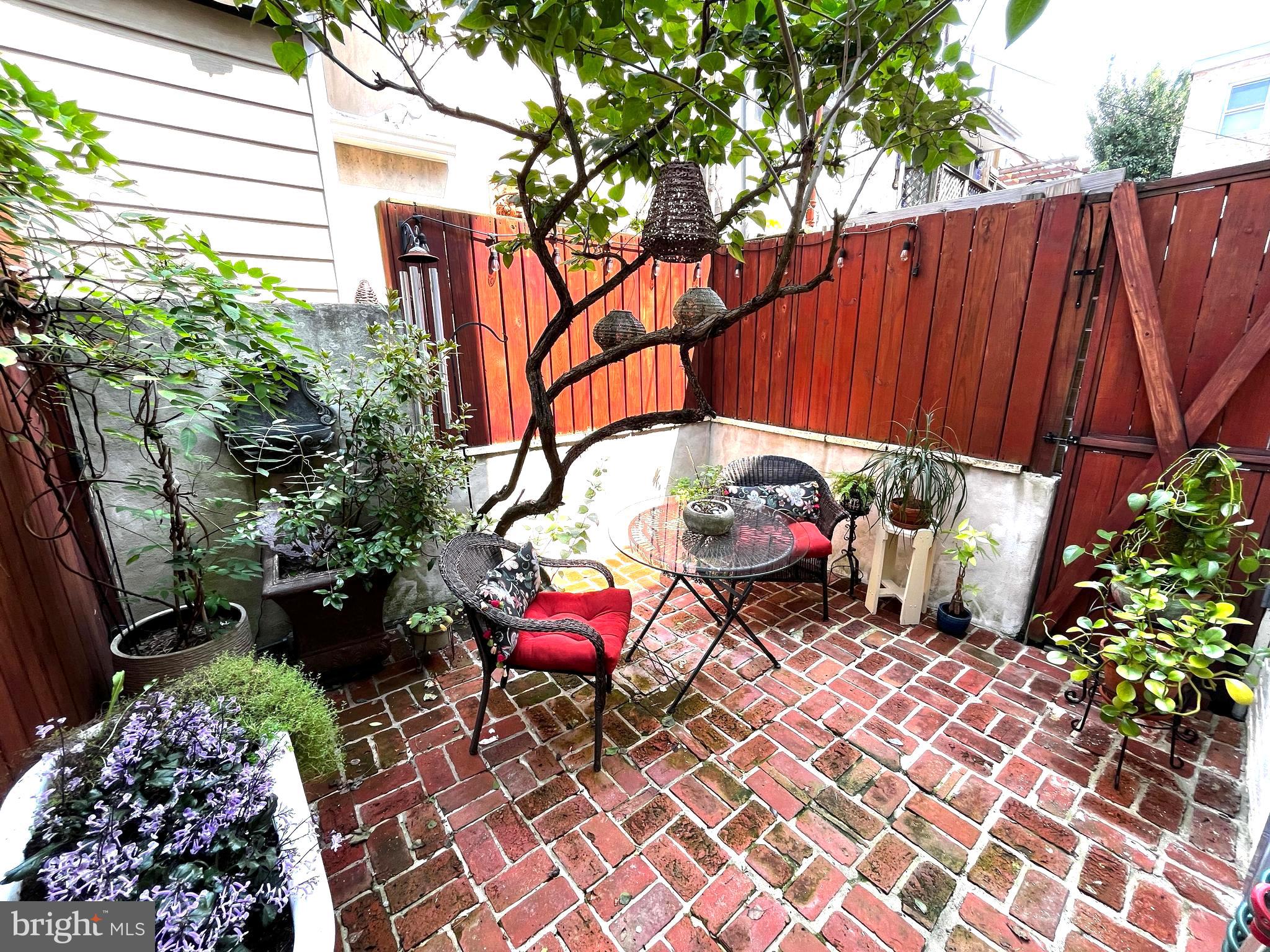 QUEEN VILLAGE - Residential