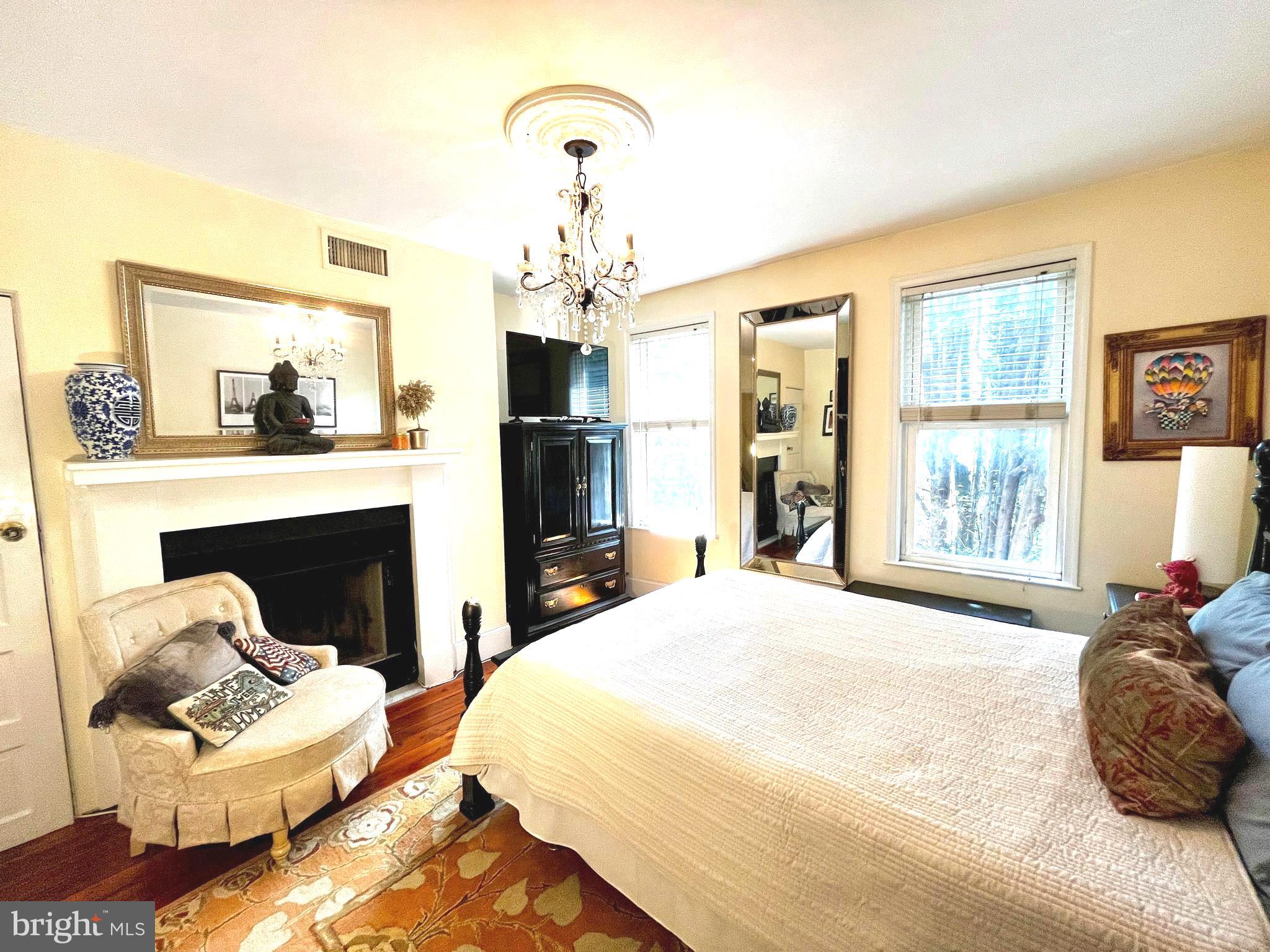 QUEEN VILLAGE - Residential