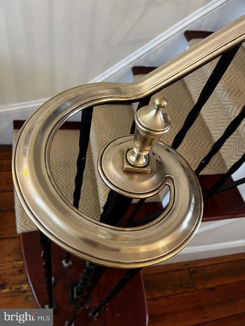 QUEEN VILLAGE - Residential