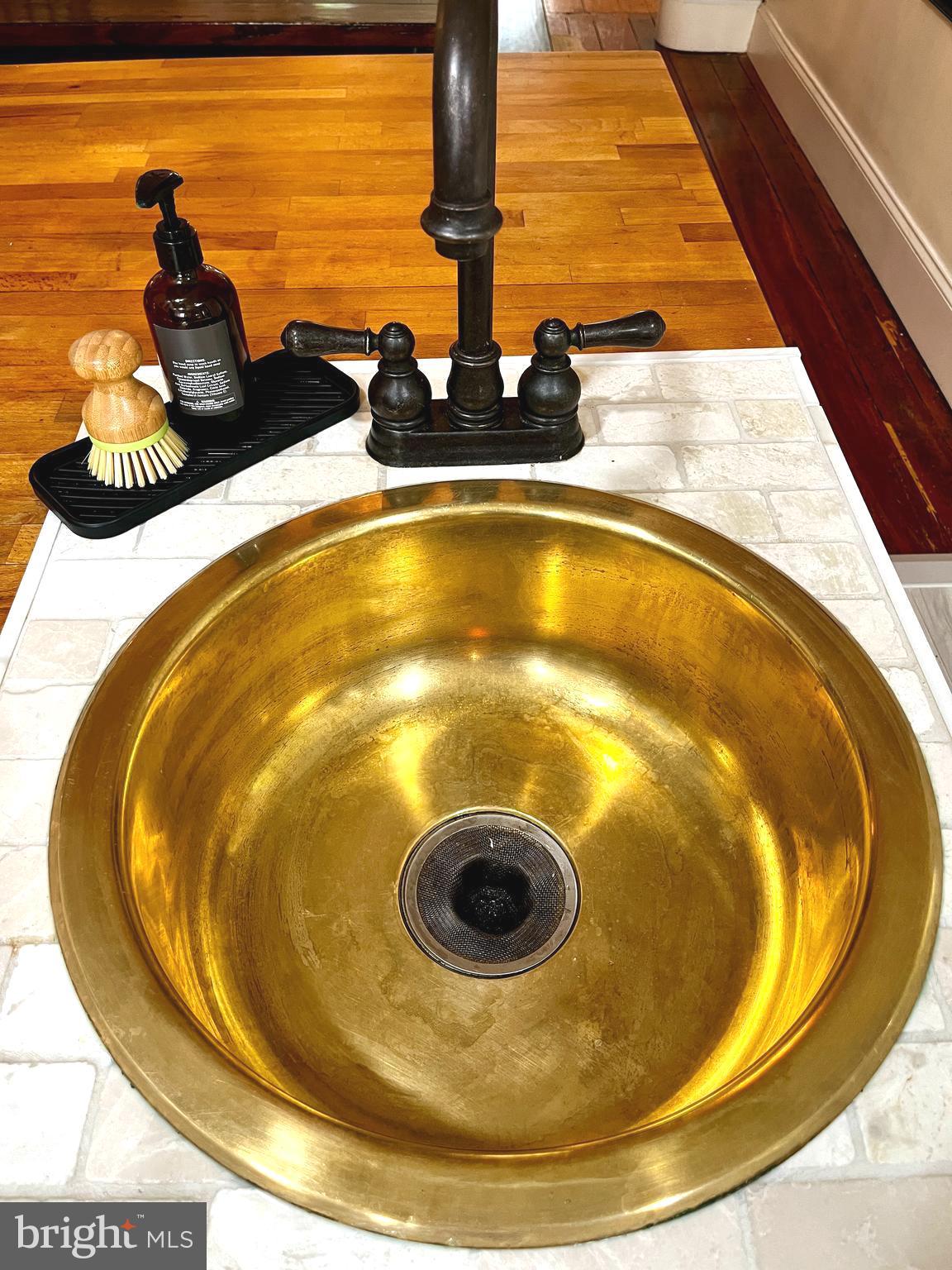 QUEEN VILLAGE - Residential