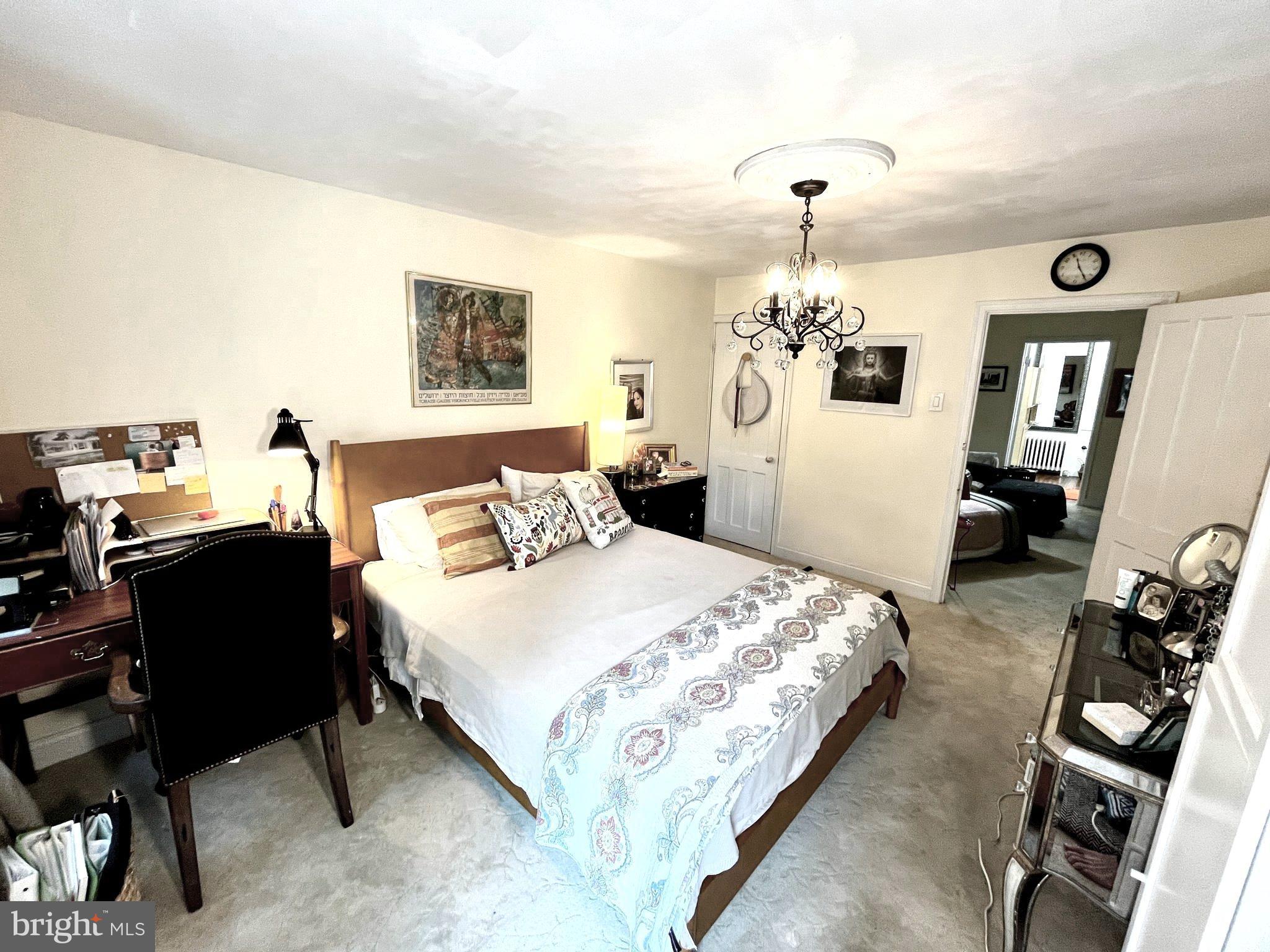 QUEEN VILLAGE - Residential