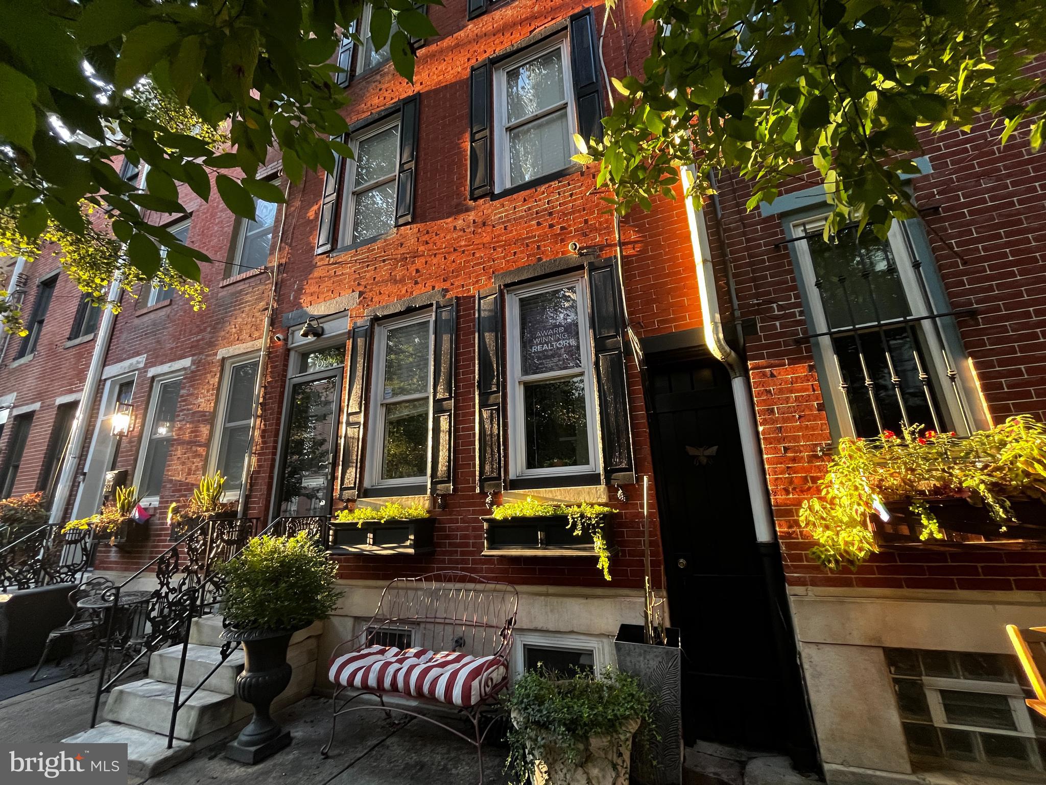 QUEEN VILLAGE - Residential
