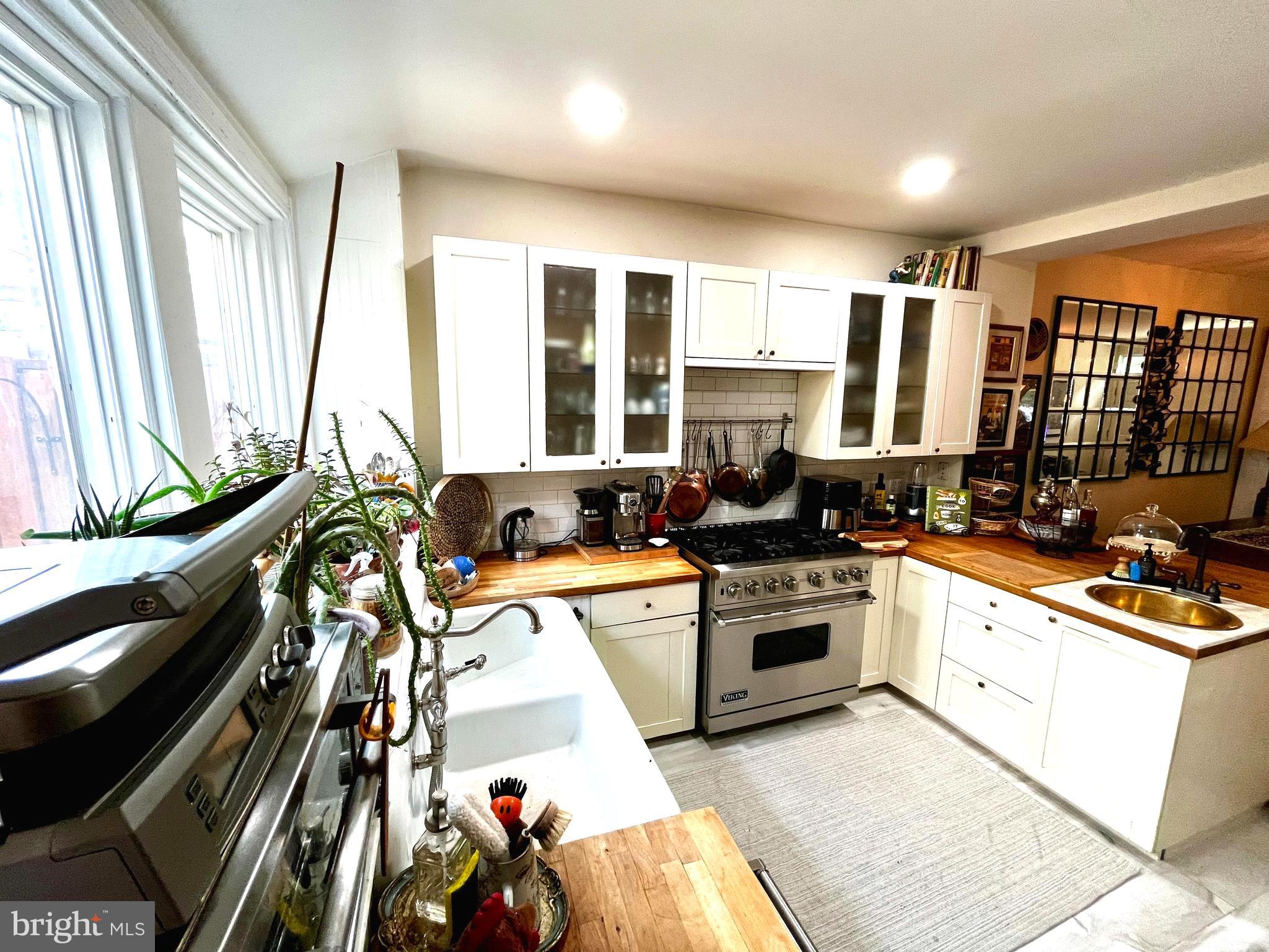 QUEEN VILLAGE - Residential