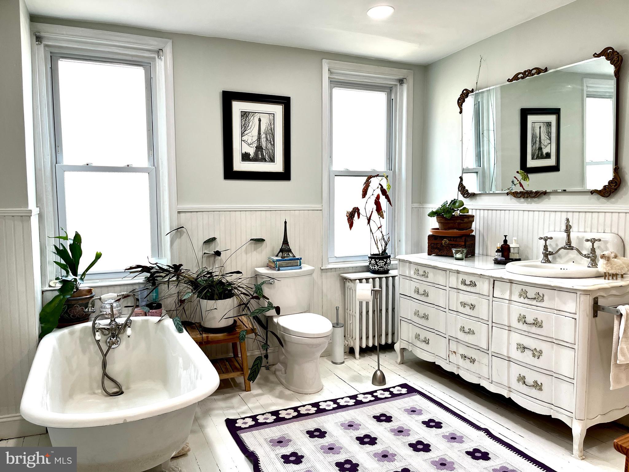 QUEEN VILLAGE - Residential