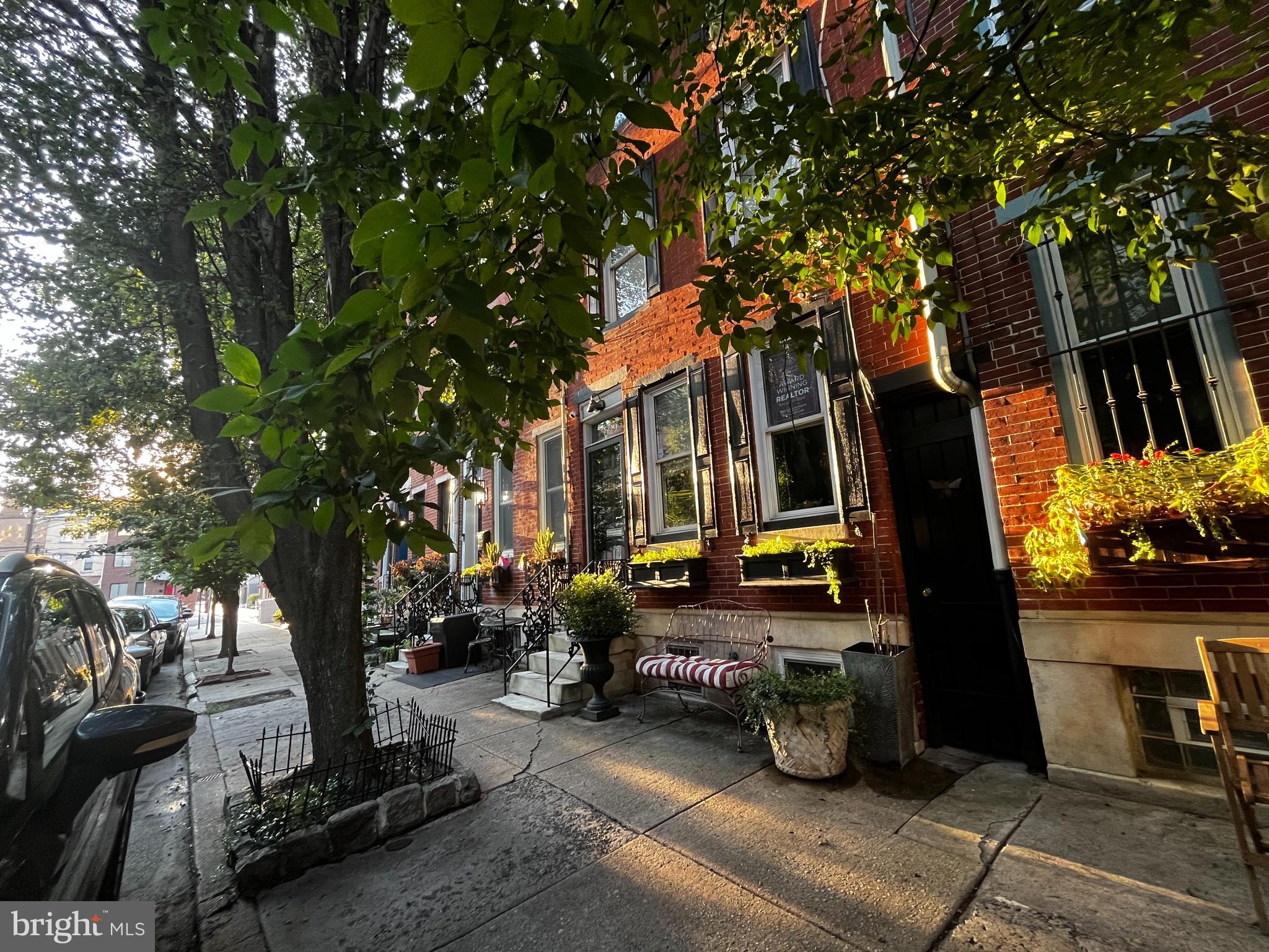 QUEEN VILLAGE - Residential