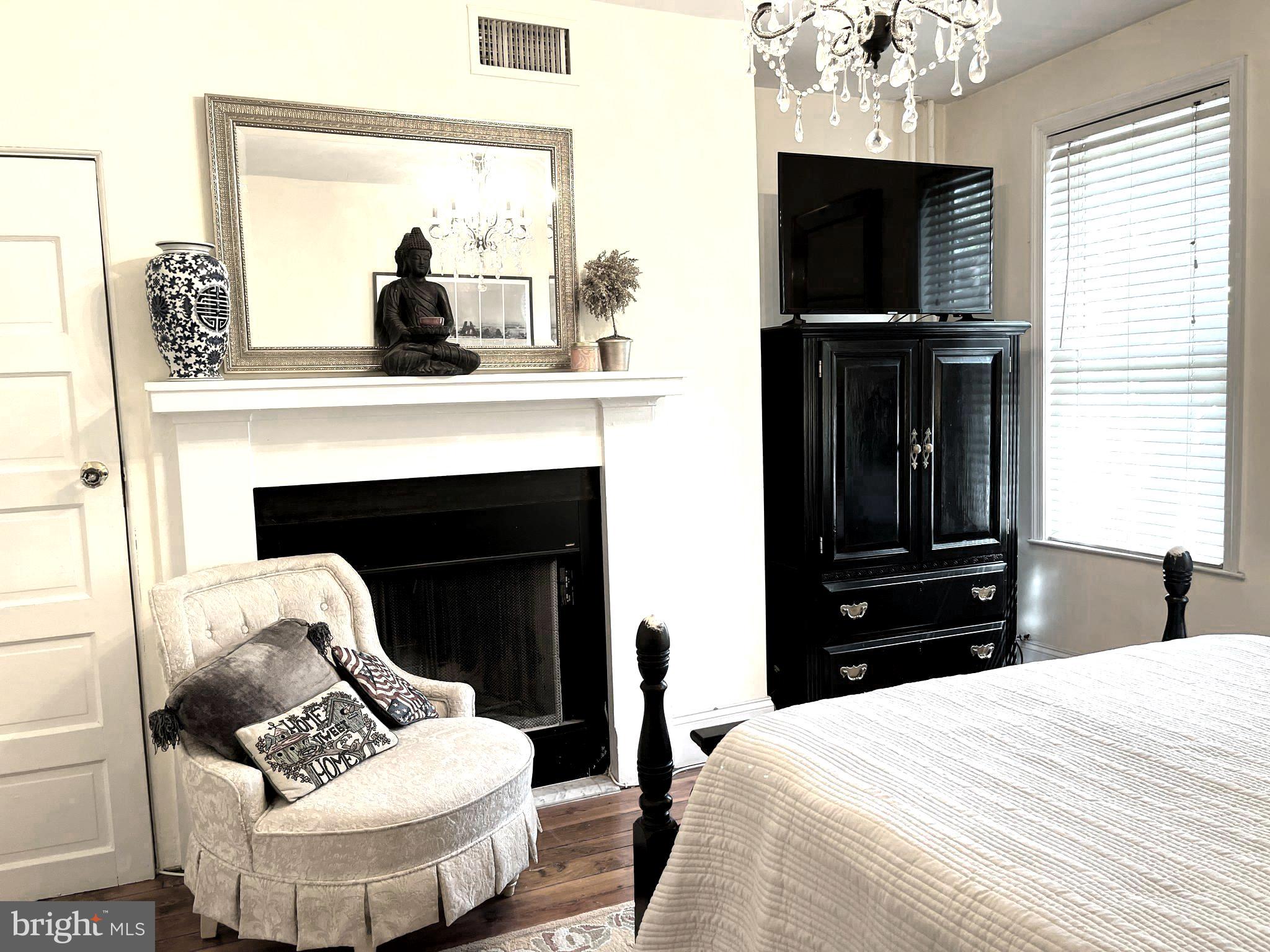 QUEEN VILLAGE - Residential