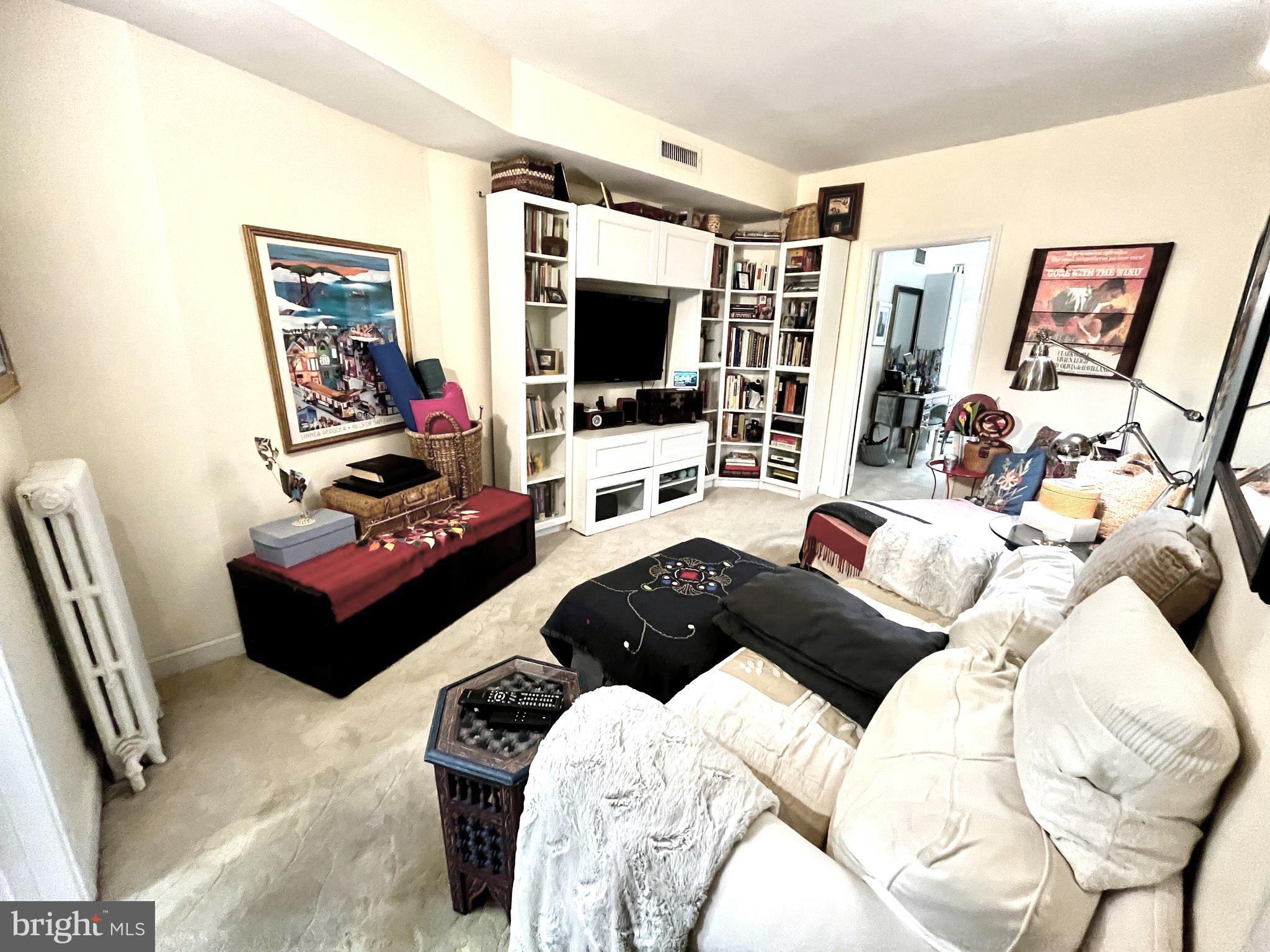 QUEEN VILLAGE - Residential