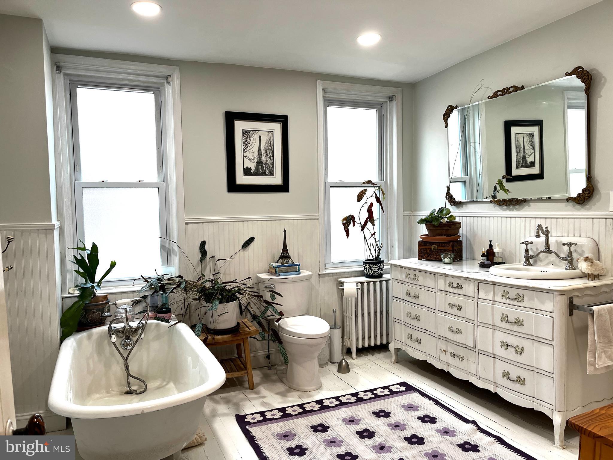 QUEEN VILLAGE - Residential